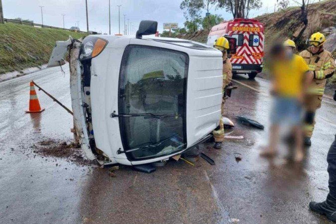 Carro tomba na via Epia norte e causa congestionamento no trânsito - (crédito: CBMDF) Carro tomba na via Epia norte e causa congestionamento no trânsito - (crédito: CBMDF)