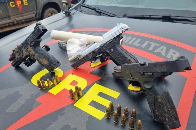Armas apreendidas com os criminosos -  (crédito: PMGO/Divulgação)