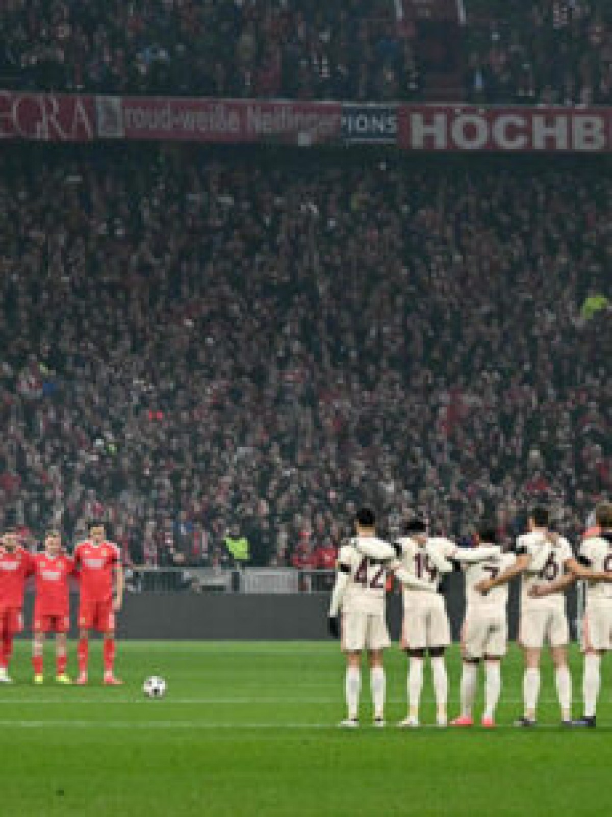  Players of Bayern Munich (R) and SL Benfica attend a minute's silence to remember the victims of the flooding in Valencia prior the UEFA Champions League football match FC Bayern Munich vs SL Benfica in Munich, southern Germany, on November 6, 2024. (Photo by Tobias SCHWARZ / AFP)
     -  (crédito:  AFP)