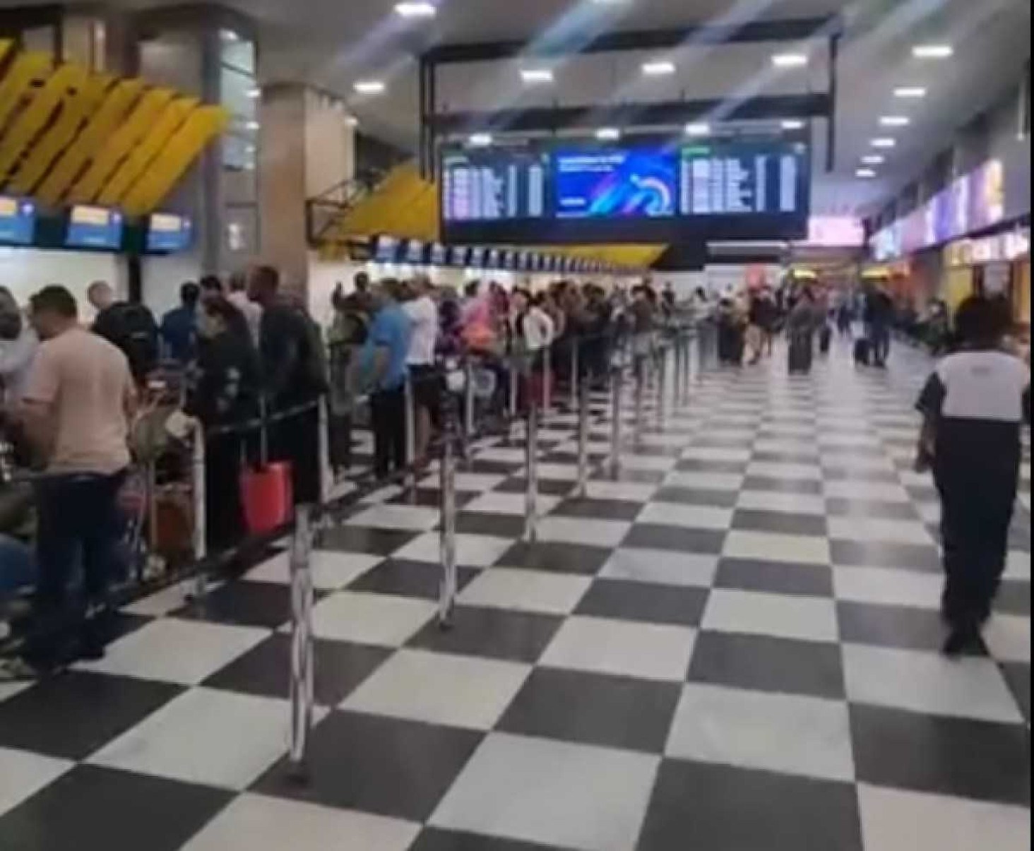 Chuva provoca cancelamento de 50 voos e passageiros dormem no chão, em SP