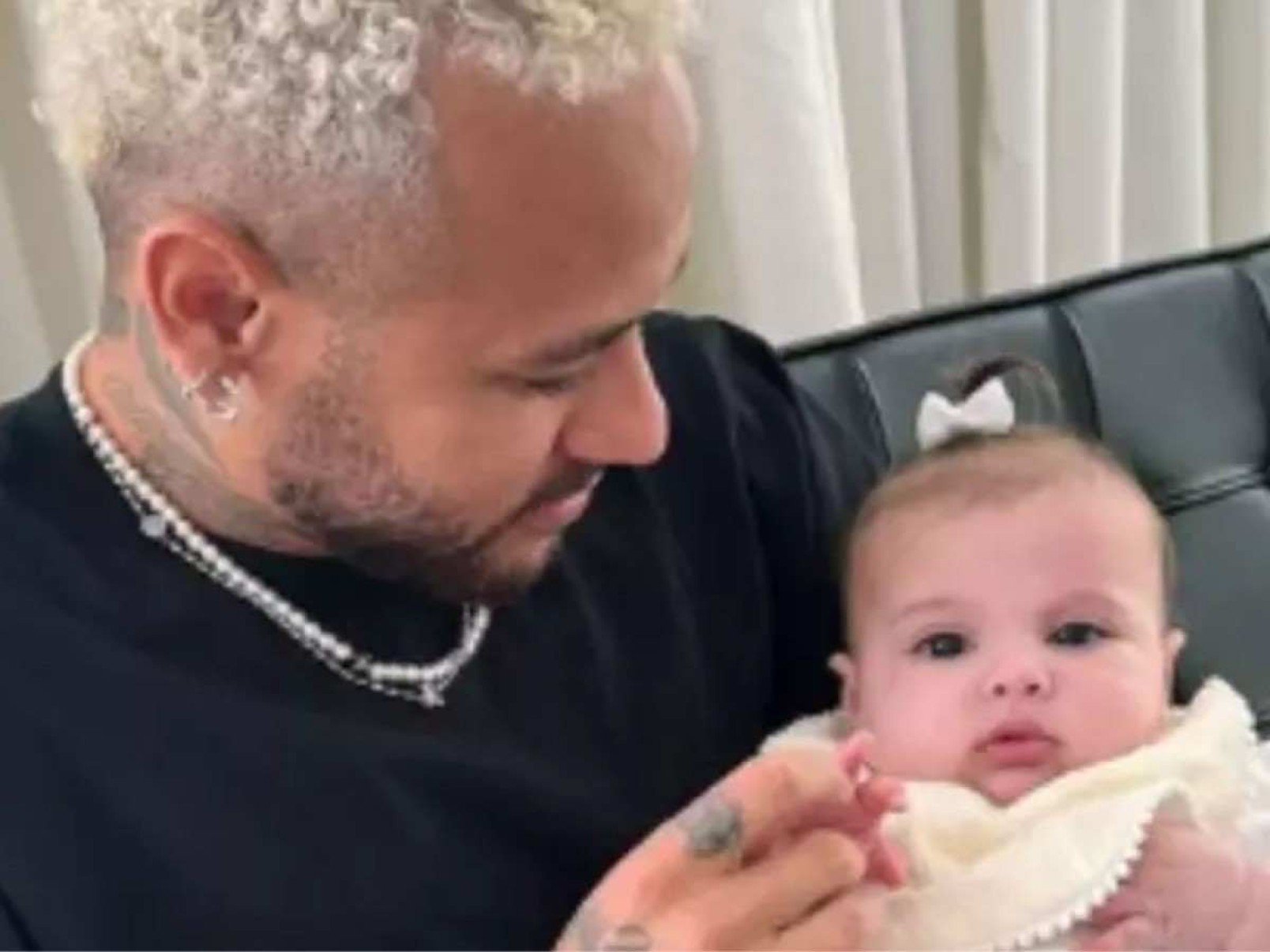 Neymar visita a filha caçula, Helena, e web reage