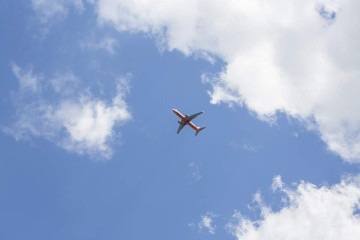 Avião no céu -  (crédito: Reprodução/Freepik)