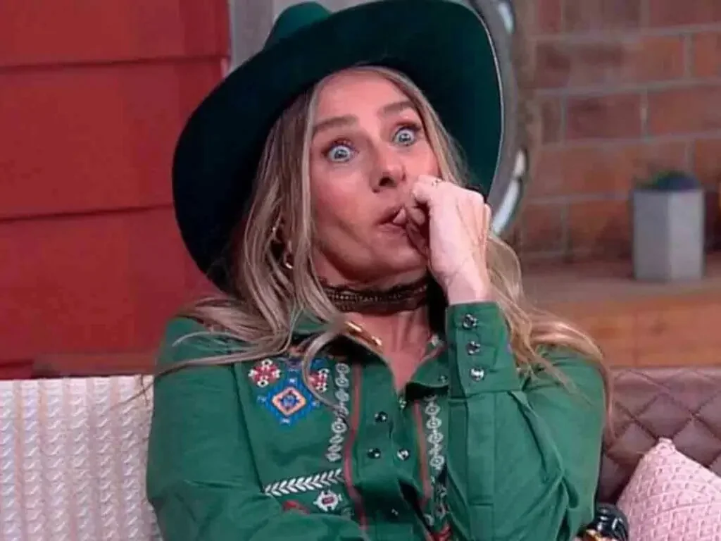 Jornalista da Globo alfineta Adriane Galisteu em A Fazenda: &lsquo;N&atilde;o tem muita firmeza&rsquo; -  (crédito: Reprodu&ccedil;&atilde;o/ RecordTV)