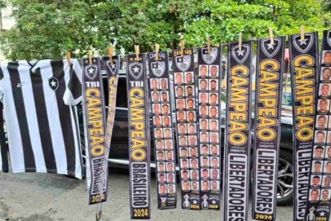 Adereços, juntos, valem R$ 50. Otimista, ambulante, no entanto, avisa que os preços vão subir. E aí, torcida do Botafogo? - (crédito: Foto: Leonardo Pereira/J10) Adereços, juntos, valem R$ 50. Otimista, ambulante, no entanto, avisa que os preços vão subir. E aí, torcida do Botafogo? - (crédito: Foto: Leonardo Pereira/J10)