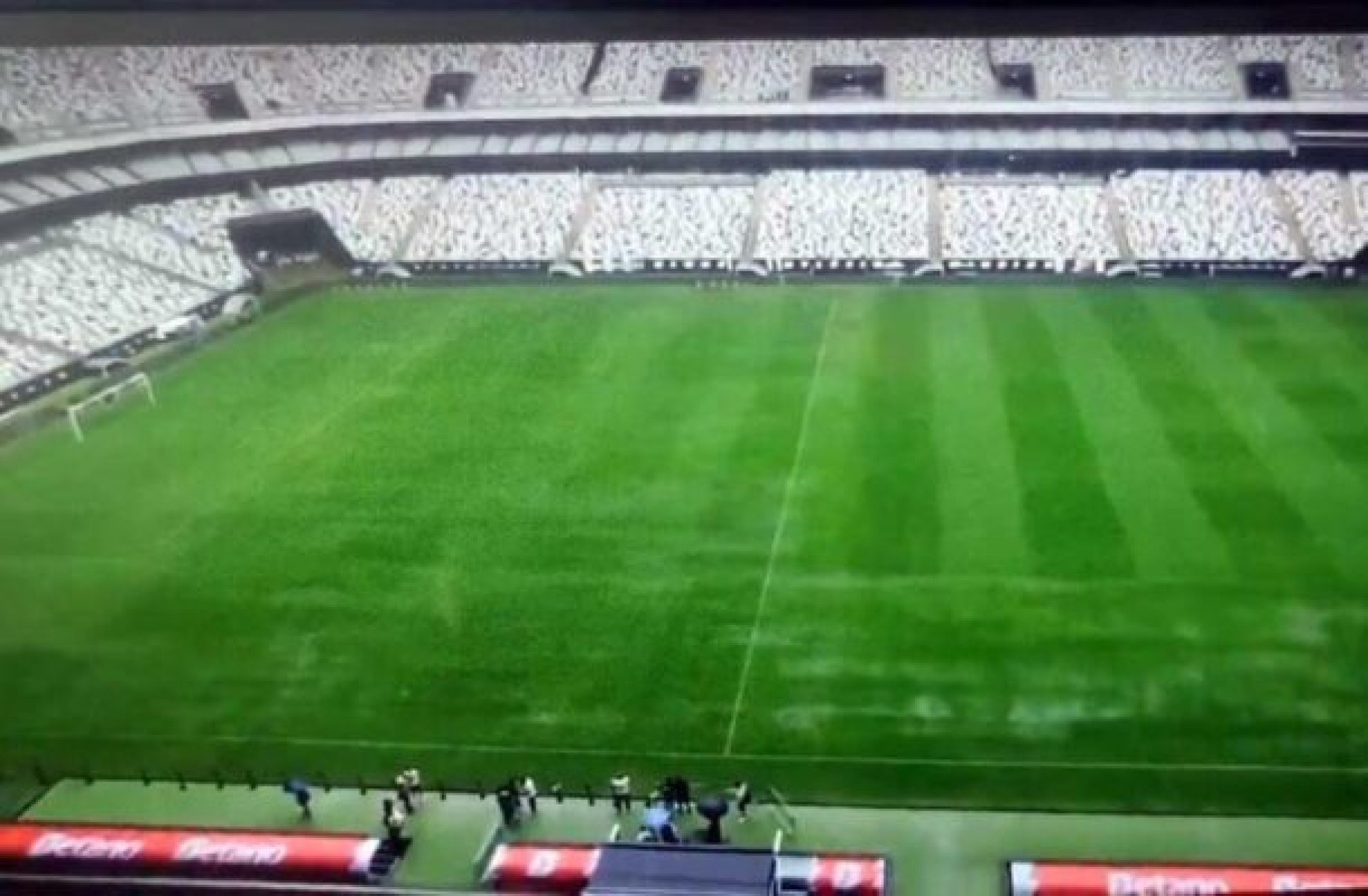 Temporais que castigam severamente a capital de Minas Gerais desde sexta-feira (8) causaram problemas no gramado do estádio -  (crédito: Foto: Reprodução/TV Globo)