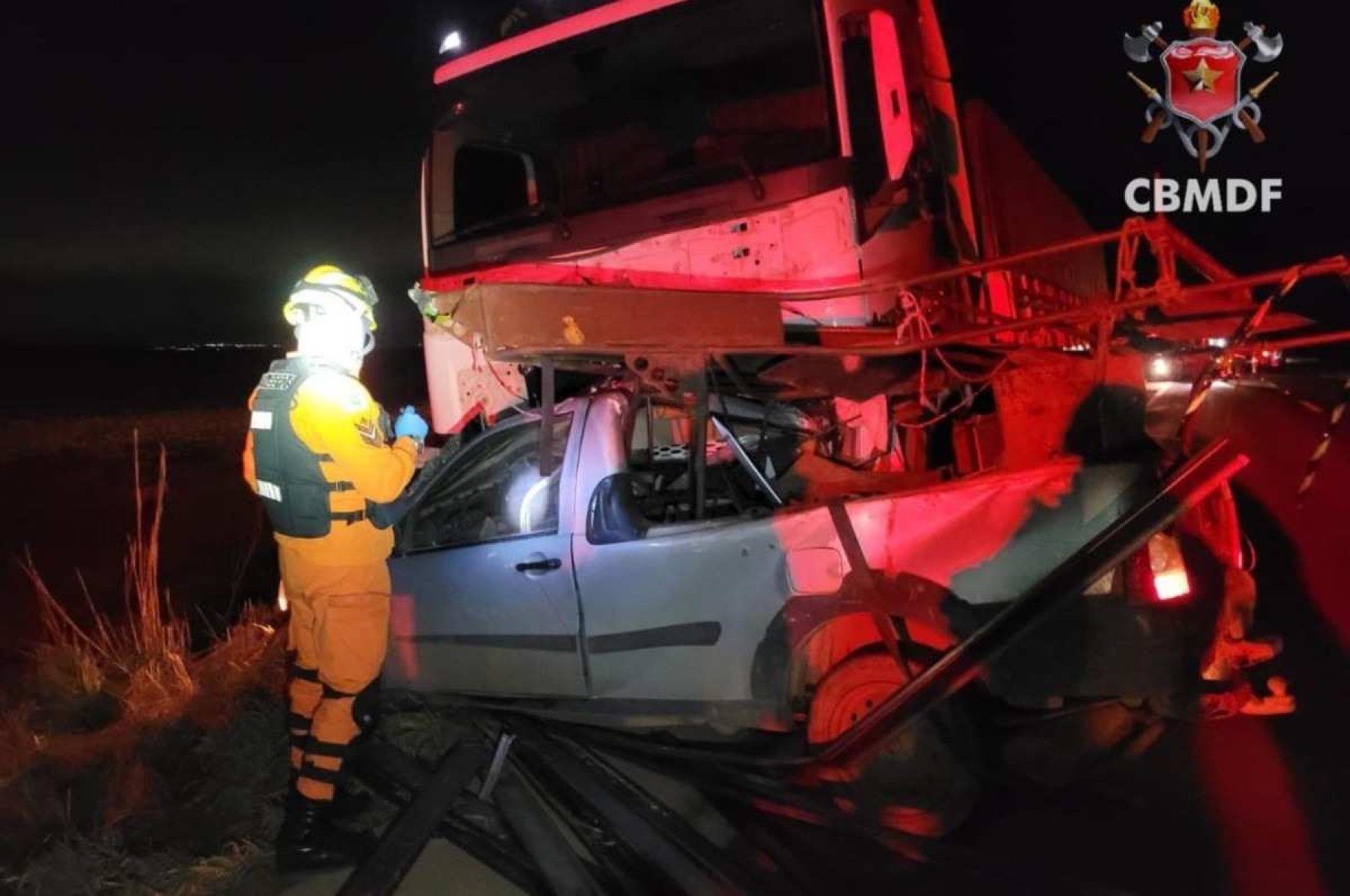 Motorista morre em colisão grave entre carro e caminhão na GO-436