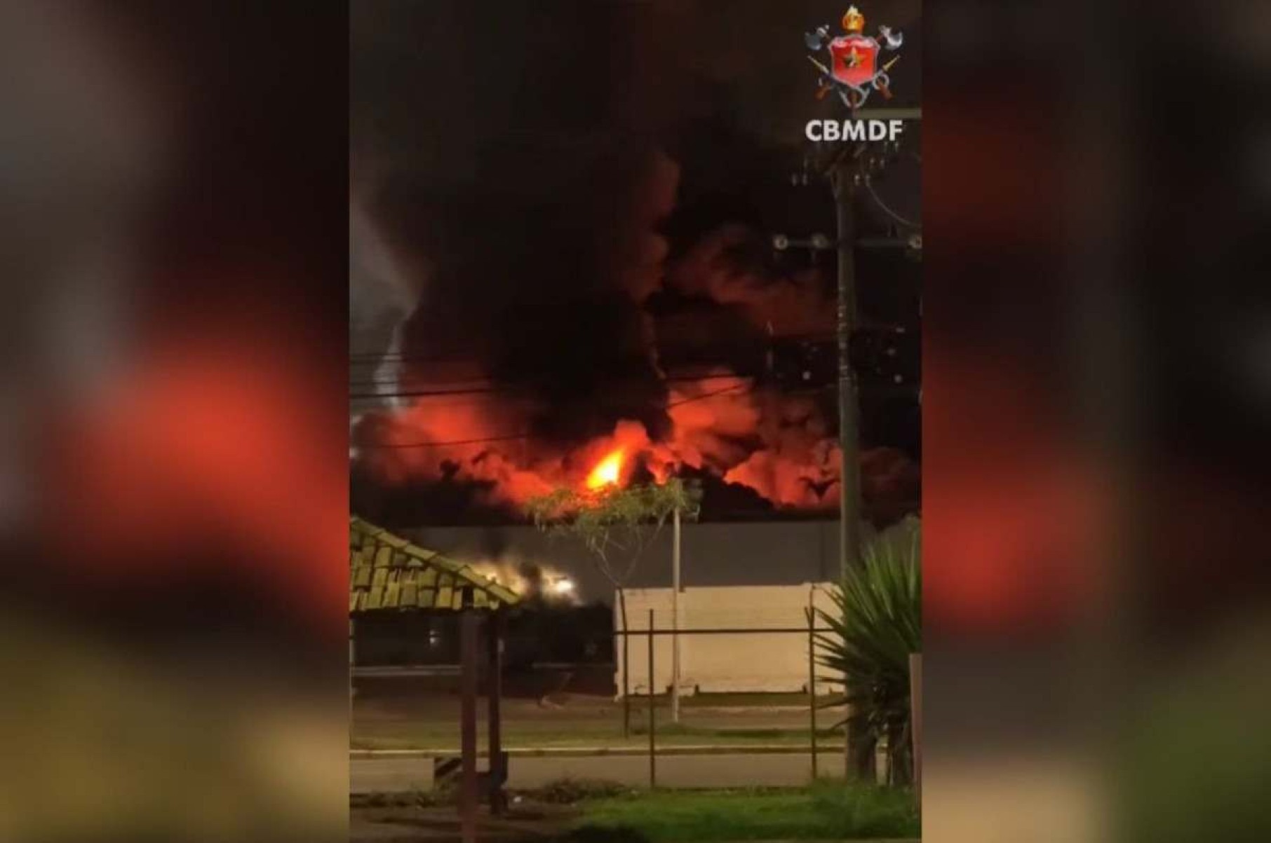 Incêndio de grandes proporções destrói loja de móveis no SIA; veja vídeo