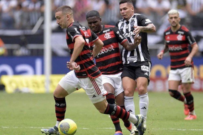 Atlético-MG e Flamengo fizeram jogo equilibrado e alternaram os momentos de domínio. No fim, o 0 x 0 fez valer a vantagem rubro-negra