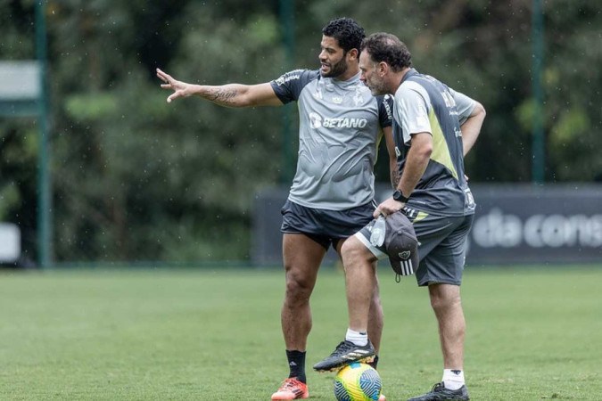 Hulk recebe orientações do técnico Gabriel Milito: Galo mantém foco para virar placar contra o Flamengo -  (crédito: Pedro Souza/Atletico-MG)