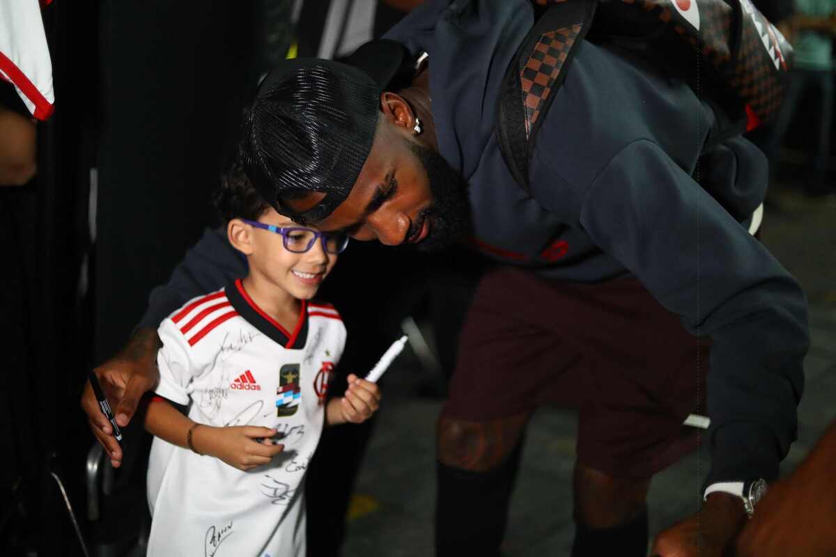 Capitão do Flamengo, Gerson atendeu torcedores mirins do rubro-negro no desembarque na capital mineira -  (crédito: Gilvan de Souza/Flamengo)