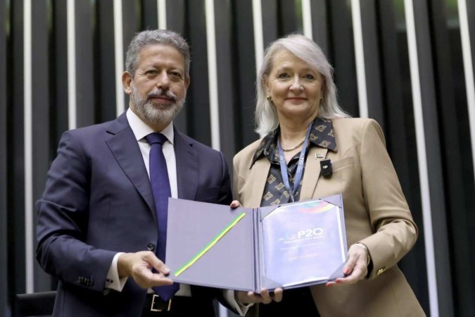 Arthur Lira entrega a presidência do P20 para a vice-presidente da Assembleia da África do Sul, Annelie Lotriet -  (crédito:  Marina Ramos/Câmara dos Deputados)