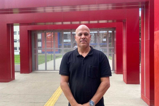Euclides Franco, 59, permaneceu sentado do lado de fora da Uniplan aguardando sua filha, Ana Raquel, 20, que estava realizando o Exame Nacional do Ensino Médio (Enem) - (crédito: Duda Lavocat) Euclides Franco, 59, permaneceu sentado do lado de fora da Uniplan aguardando sua filha, Ana Raquel, 20, que estava realizando o Exame Nacional do Ensino Médio (Enem) - (crédito: Duda Lavocat)