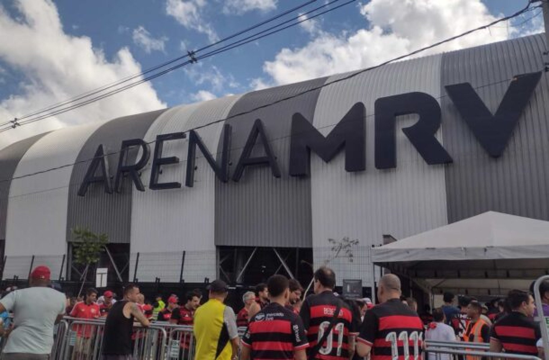 Clima era de festa e boemia, porém flamenguistas tiveram dificuldade para entrar em virtude de catracas com defeito no estádi odo Galo -  (crédito: Foto: Carlos Mello / Jogada 10)