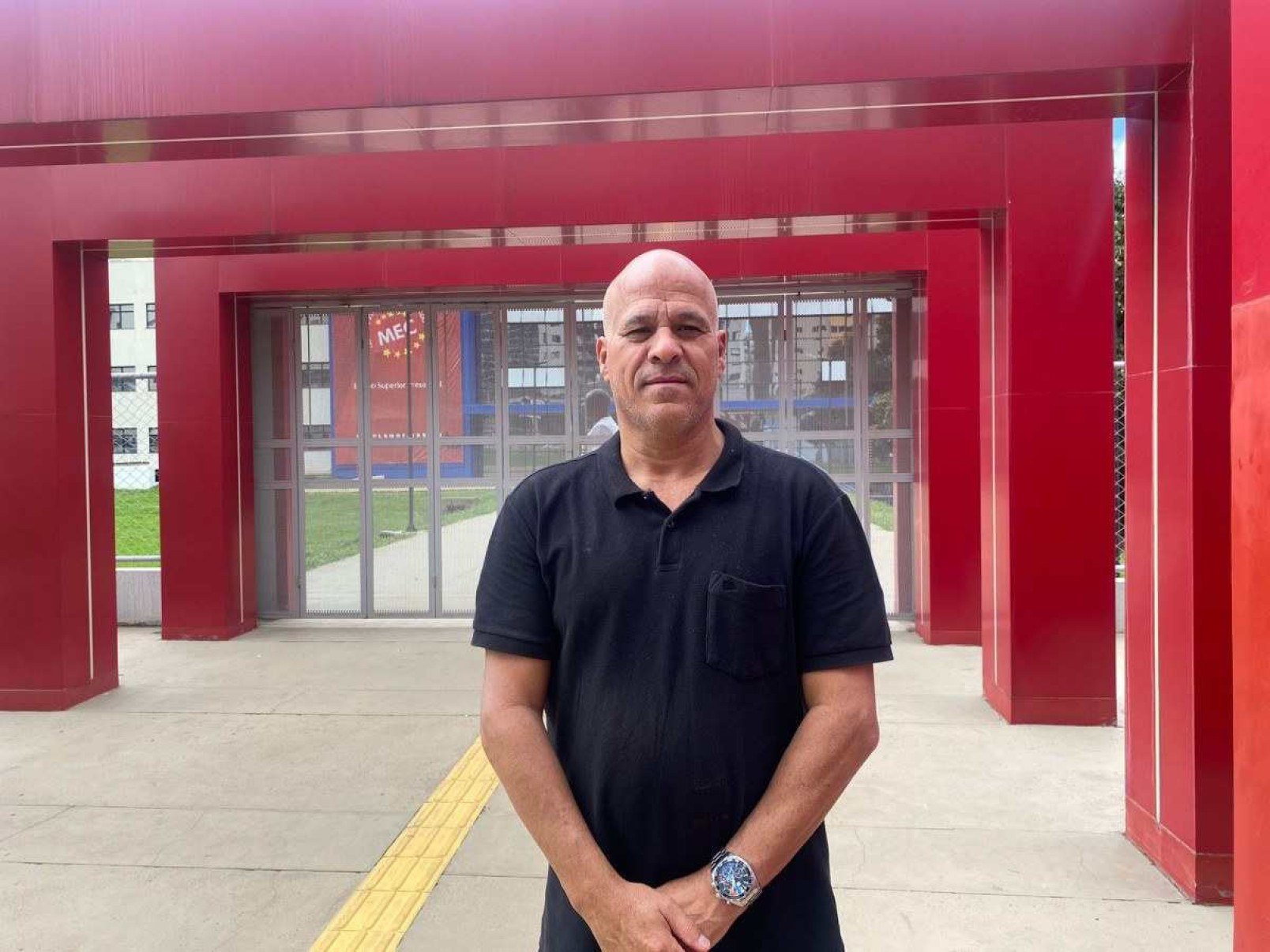 Euclides Franco, 59, permaneceu sentado do lado de fora da Uniplan aguardando sua filha, Ana Raquel, 20, que estava realizando o Exame Nacional do Ensino M&eacute;dio (Enem)