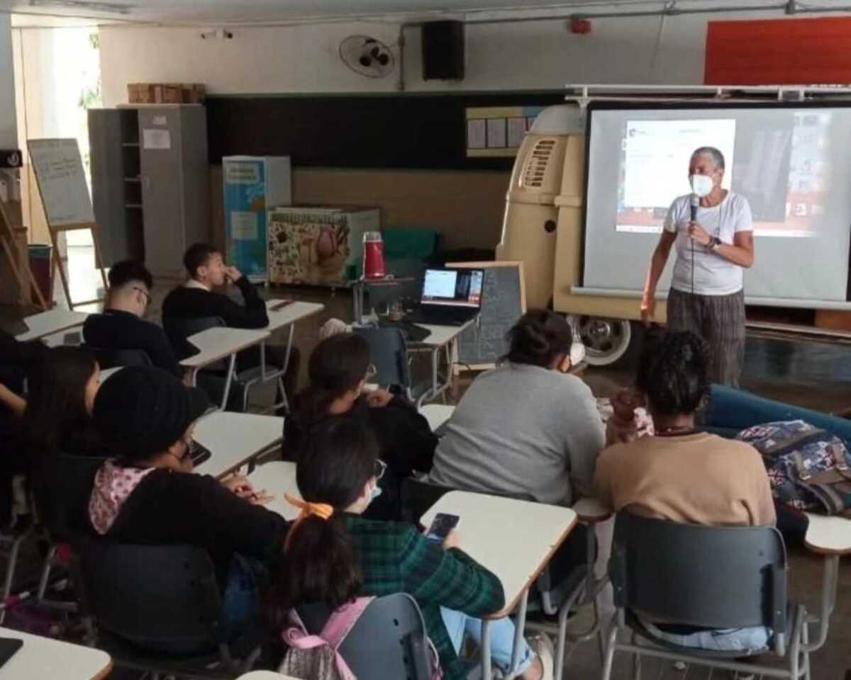 A kombi leva o cinema — literalmente — para dentro das salas de aula -  (crédito: Arquivo pessoal / Rose May Carneiro)