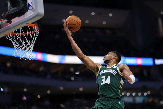 Foi o cestinha da partida, com 43 pontos, e também terminou a noite com um duplo-duplo por anotar 13 rebotes, além de cinco assistências. - (crédito: Stacy Revere / AFP) Foi o cestinha da partida, com 43 pontos, e também terminou a noite com um duplo-duplo por anotar 13 rebotes, além de cinco assistências. - (crédito: Stacy Revere / AFP)