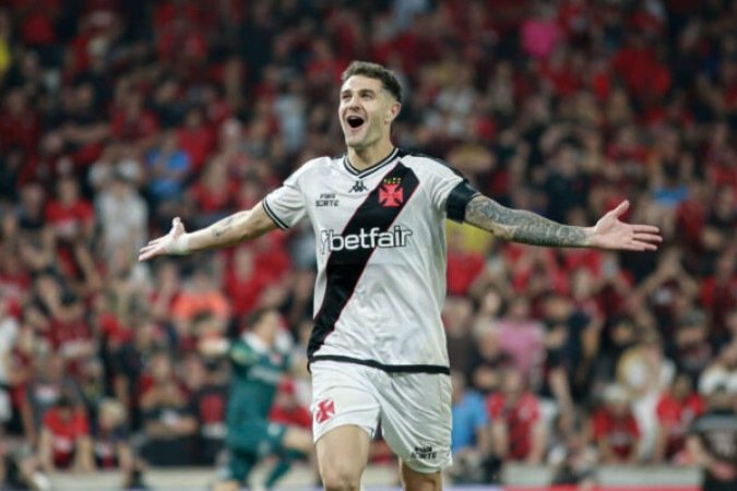 Com sete gols em dez partidas, argentino repete Valdiram, Edmundo e Alecsandro e é o quarto artilheiro cruz-maltino na história do torneio - (crédito: Foto: Matheus Lima/Vasco.) Com sete gols em dez partidas, argentino repete Valdiram, Edmundo e Alecsandro e é o quarto artilheiro cruz-maltino na história do torneio - (crédito: Foto: Matheus Lima/Vasco.)