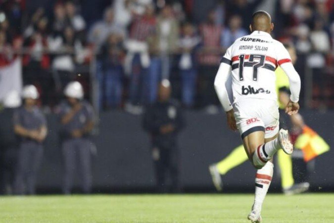 Luis Zubeldía disse que centroavante soube entender o seu 'hall' dentro do clube e usou jogador como referência para outros atletas do plantel - (crédito: Foto: Miguel Schincariol / São Paulo) Luis Zubeldía disse que centroavante soube entender o seu 'hall' dentro do clube e usou jogador como referência para outros atletas do plantel - (crédito: Foto: Miguel Schincariol / São Paulo)