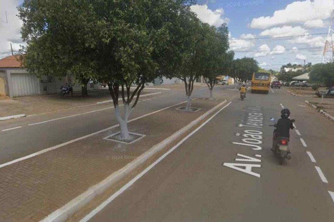 Briga generalizada aconteceu em uma das principais avenidas de Jaíba, no Norte de Minas - (crédito: Reprodução / Google Street View) Briga generalizada aconteceu em uma das principais avenidas de Jaíba, no Norte de Minas - (crédito: Reprodução / Google Street View)