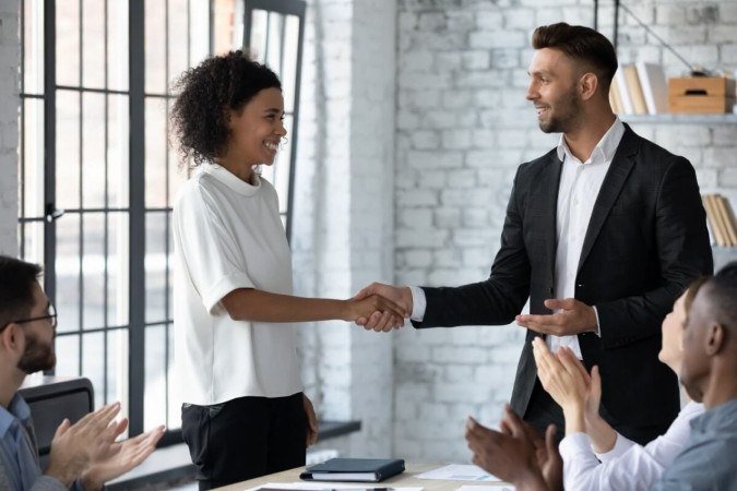 Certos comportamentos aumentam as chances de efetivação no emprego temporário (Imagem: fizkes | Shutterstock)  -  (crédito: Edicase)