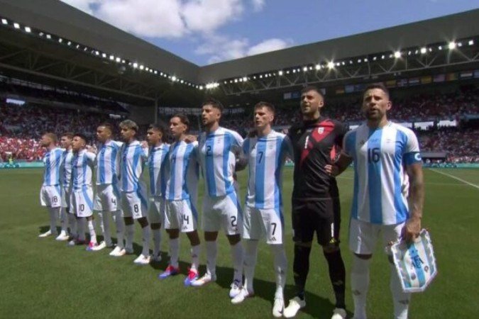 Grupo com cinco jogadores da seleção da Argentina teve o voo cancelado durante uma escala no Rio de Janeiro - (crédito: Foto: Charly Triballeau/AFP via Getty Images) Grupo com cinco jogadores da seleção da Argentina teve o voo cancelado durante uma escala no Rio de Janeiro - (crédito: Foto: Charly Triballeau/AFP via Getty Images)