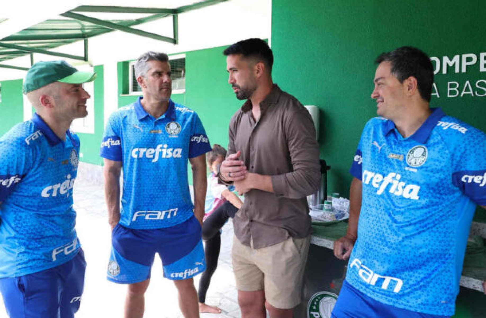 Luan visita o CT do Palmeiras e leva os filhos: ‘Fizeram bagunça na sala do Abel’