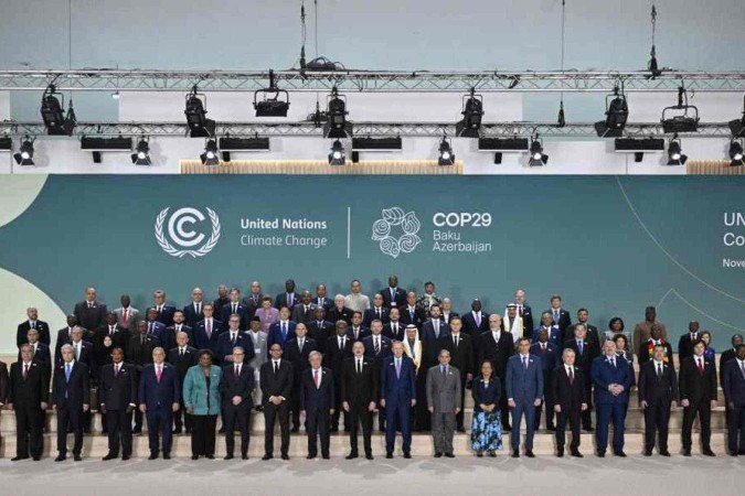 Líderes mundiais debate, na COP29, o uso de combustíveis fósseis -  (crédito: Alexander Nemenov /AFP)