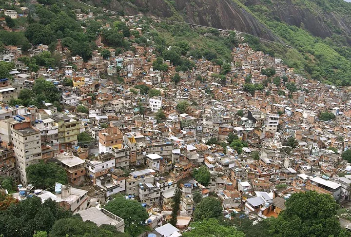 Levantamento do Instituto Brasileiro de Geografia e Estatística (IBGE) encontrou 12.348 favelas, onde vivem 16.390.815 pessoas, o que equivale a 8,1% da população. - (crédito: Flickr Andreas Nilsson) Levantamento do Instituto Brasileiro de Geografia e Estatística (IBGE) encontrou 12.348 favelas, onde vivem 16.390.815 pessoas, o que equivale a 8,1% da população. - (crédito: Flickr Andreas Nilsson)