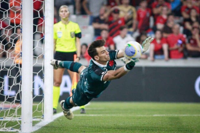 Goleiro é um dos principais destaques do Cruz-Maltino na temporada e tem chance de aumentar vínculo; Clube já manifestou interesse - (crédito: Foto: Matheus Lima/Vasco) Goleiro é um dos principais destaques do Cruz-Maltino na temporada e tem chance de aumentar vínculo; Clube já manifestou interesse - (crédito: Foto: Matheus Lima/Vasco)