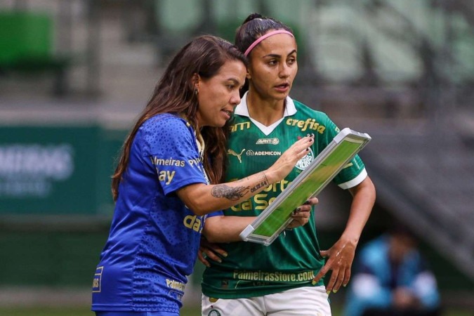 Camilla Orlando passa orientação na vitória contra a Ferroviária no Allianz Parque: triunfo por 2 x 1 e vaga para a primeira final como técnica alviverde -  (crédito: Fabio Menotti/Palmeiras)