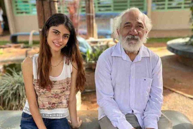 A aluna Julie Guerra, 17 anos, e o professor Marco Antônio