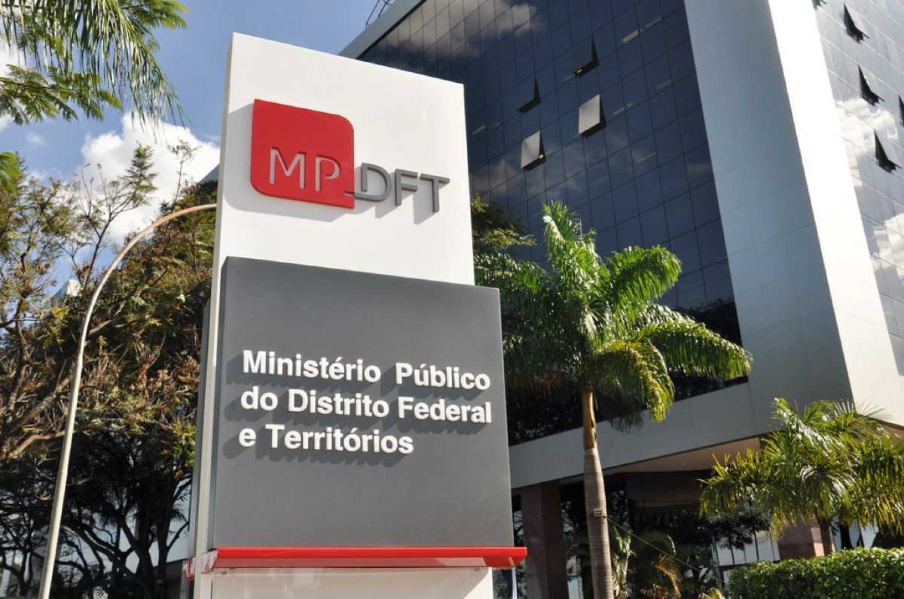 MP abre inquérito para investigar irregularidades no licenciamento de painéis