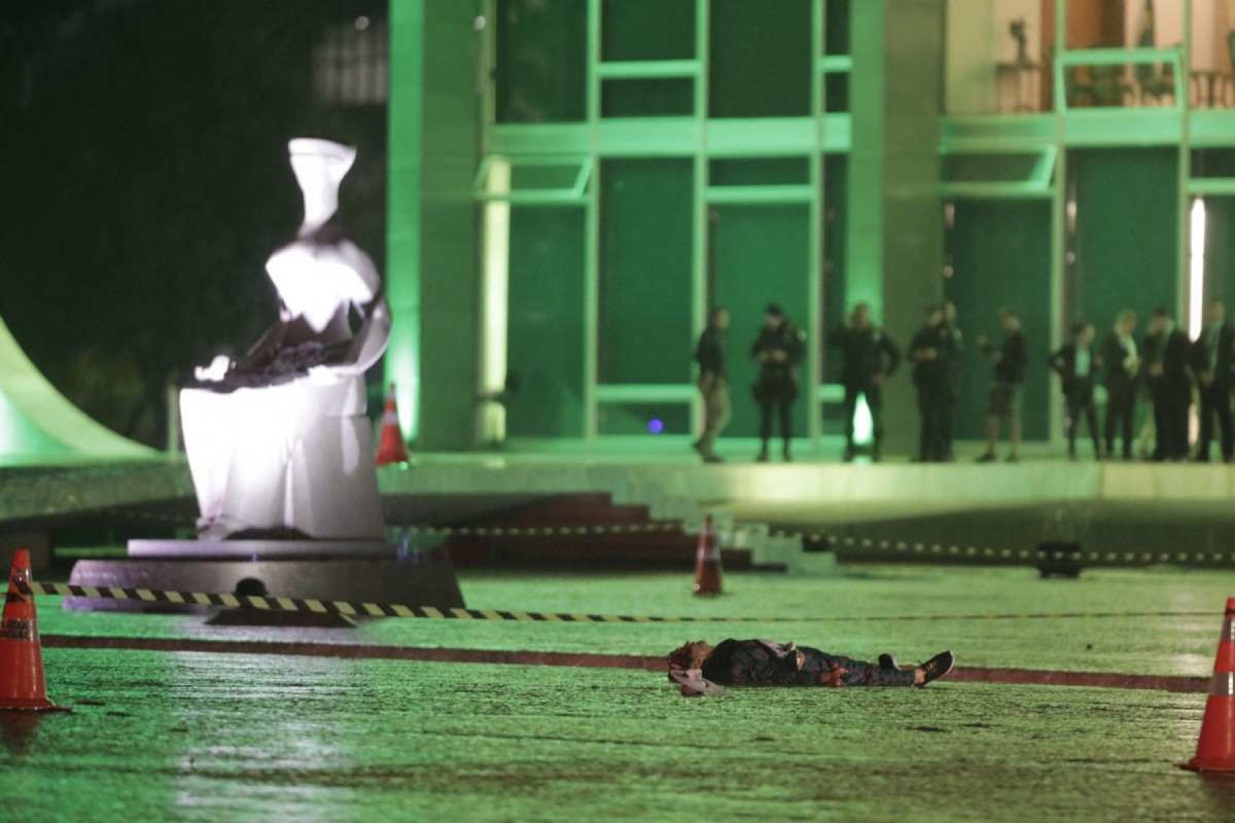     O corpo de um homem que morreu após uma explosão é visto em frente ao Supremo Tribunal Federal do Brasil em Brasília, Brasil, em 13 de novembro de 2024. O Supremo Tribunal Federal do Brasil foi evacuado na noite de quarta-feira após duas explosões de origem desconhecida perto do prédio, disseram as autoridades. (Foto de Sérgio LIMA/AFP)       