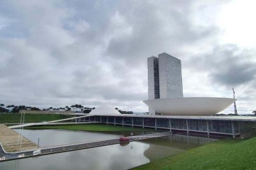 O dia será de muitas nuvens e possibilidade de chuva isolada. Os ventos sopram para nordeste durante todo o dia, com intensidade fraca a moderada e rajadas pela tarde -  (crédito: Ed Alves/CB)