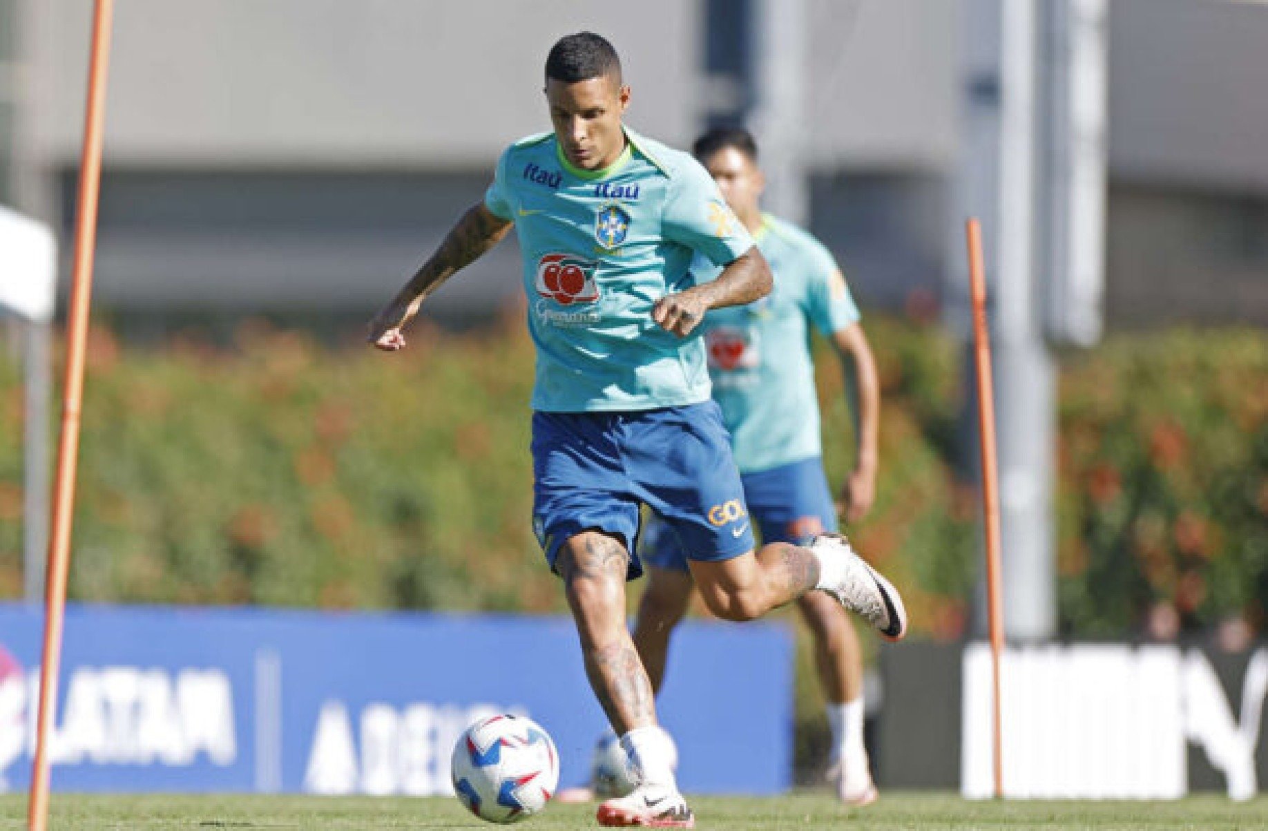 Lateral-esquerdo do Atlético e da Seleção Brasileira sofreu uma entorse no tornozelo direito durante um treino do grupo de Dorival Jr -  (crédito: Foto: Rafael Ribeiro/CBF)