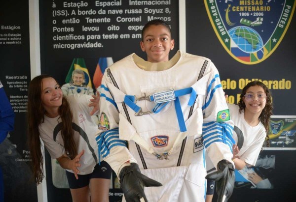  Ed Alves/CB/DA.Press. Cidades. Planetario. Astrofisica dos Corpos Negros.  Na foto Bruno Lucas Silva, Bestriz Souza (oculos) e Sofia Gomes. 