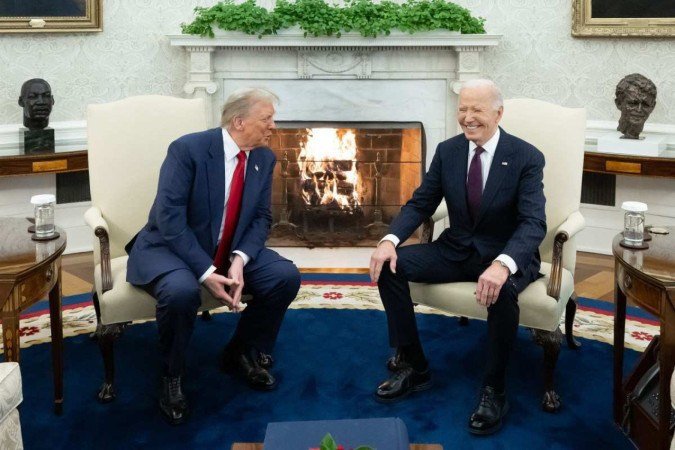  US President Joe Biden meets with US President-elect Donald Trump in the Oval Office of the White House in Washington, DC, on November 13, 2024. Trump thanked Biden for pledging a smooth transfer of power as the victorious Republican made a historic return visit to the White House on Wednesday. (Photo by SAUL LOEB / AFP)
      