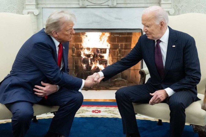 Trump e Biden trocam aperto de mãos, no Salão Oval da Casa Branca: largada para a transferência de poder       -  (crédito: Saul Loeb/AFP)