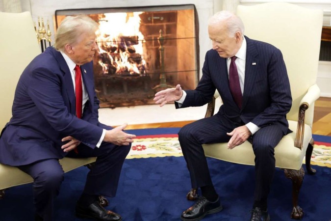     O presidente eleito Donald Trump (L) e o atual Joe Biden (R) comemoram a deposição do líder sírio, mas não mencionam rebeldes (foto de 13/11/2024)