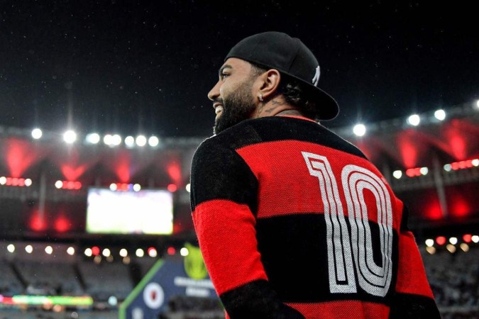 Gabigol à beira do campo com a camisa 10 antes do duelo do Flamengo com o Atlético-MG: número foi tirado dele depois de vestir a camisa do Corinthians -  (crédito:  THIAGO RIBEIRO/ESTADÃO CONTEÚDO)