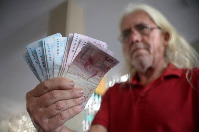  13/11/2024 Credito: Ed Alves/CB/DA.Press. Cidades. Dificuldades para acessar aplicativos bancarios e utilizar o PIX. Na foto, Paulo Roberto Leite Martins. 