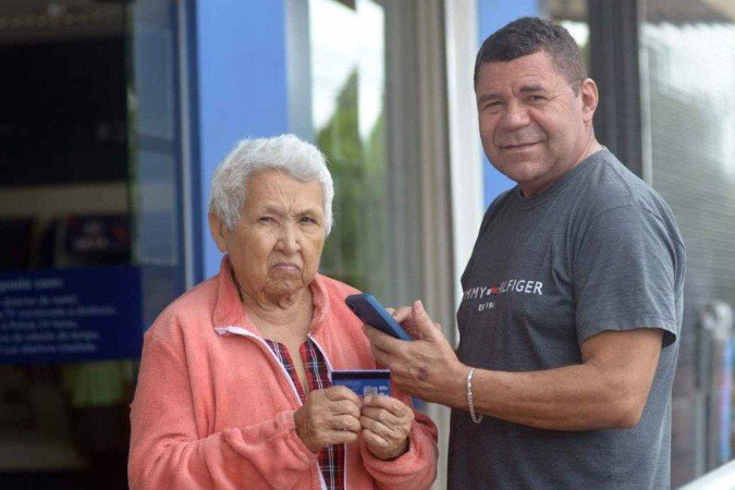  13/11/2024 Credito: Ed Alves/CB/DA.Press. Cidades. Dificuldades para acessar aplicativos bancarios e utilizar o PIX. Na foto, Eliza de Sousa Santos e Jose Inacio. 