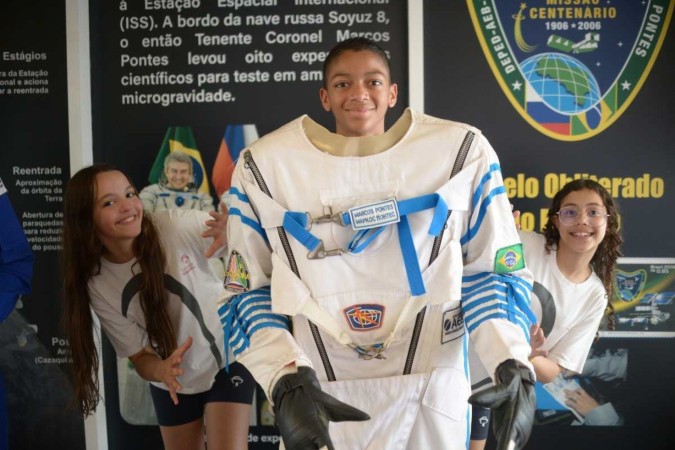 Sofia (E), Bruno e Beatriz acham importante a mensagem da mostra -  (crédito:  Ed Alves/CB/DA.Press. Cidades. Planetario. Astrofisica dos Corpos Negros.  Na foto Bruno Lucas Silva, Bestriz Souza (oculos) e Sofia Gomes. )