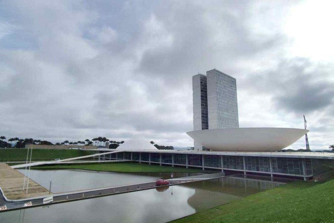 O dia será de muitas nuvens e possibilidade de chuva isolada. Os ventos sopram para nordeste durante todo o dia, com intensidade fraca a moderada e rajadas pela tarde -  (crédito: Ed Alves/CB)