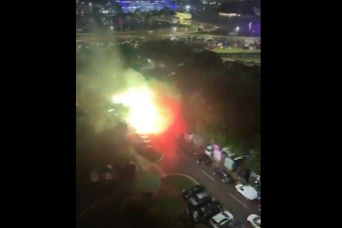 Vídeo mostra momento em que carro explode na Esplanada dos Ministérios -  (crédito: Reprodução/X/@Giovanna_Rave)