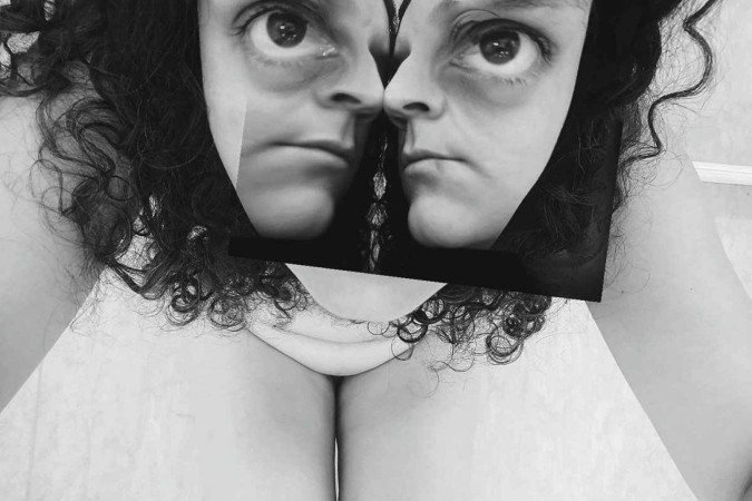 Deborah Alessandra manipula imagens do próprio corpo nos vídeos da exposição