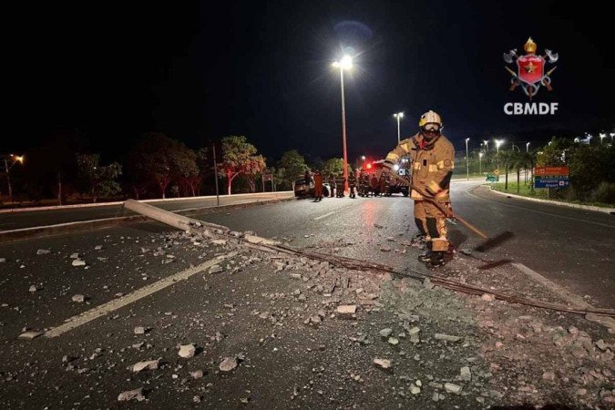 Devido ao acidente, duas faixas da via precisaram ser interditadas para a realização dos trabalhos de remoção do veículo e do poste - (crédito: Divulgação/CBMDF) Devido ao acidente, duas faixas da via precisaram ser interditadas para a realização dos trabalhos de remoção do veículo e do poste - (crédito: Divulgação/CBMDF)