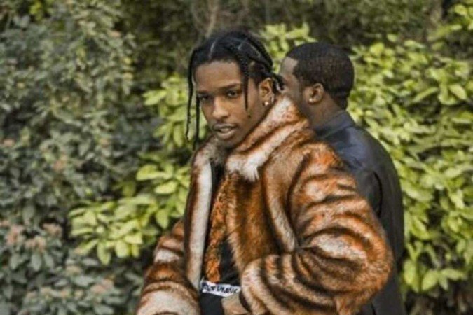 O rapper americano A$AP Rocky faz mesclas de estilos e transita entre o streetwear e as peças de alfaiataria