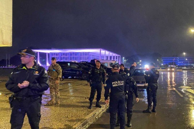 Antes de identificar a vítima das explosões, PMDF e PCDF realizam perícia na Praça dos Três Poderes - (crédito: Mayara Souto/CB/D.A Press) Antes de identificar a vítima das explosões, PMDF e PCDF realizam perícia na Praça dos Três Poderes - (crédito: Mayara Souto/CB/D.A Press)