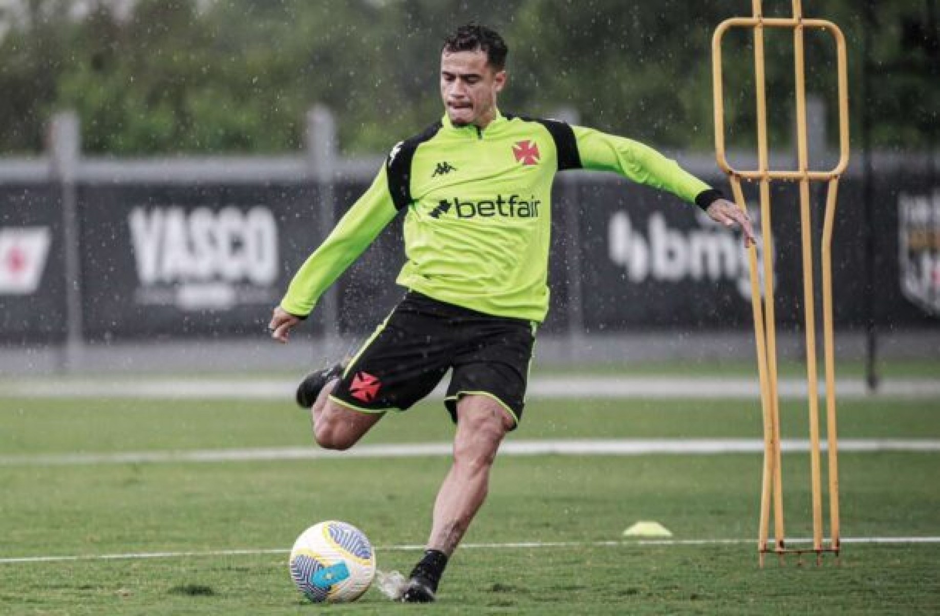 Payet e Coutinho treinam com elenco do Vasco